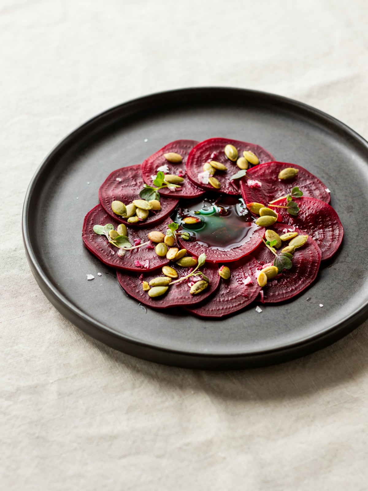 Rote-Rüben-Carpaccio mit Kürbiskernöl – Bild 3
