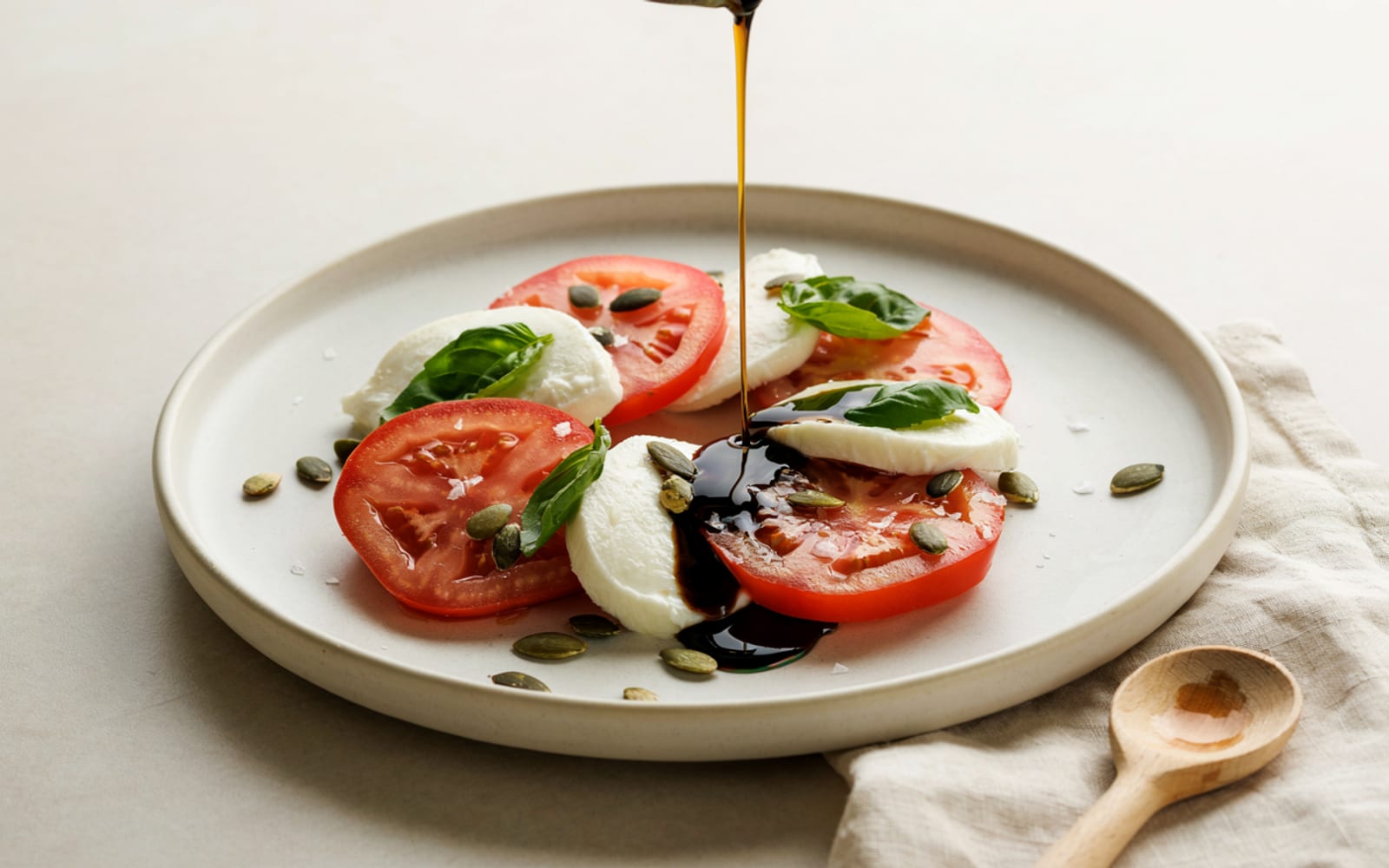 Tomate-Mozzarella mit Kürbiskernöl – Bild 1