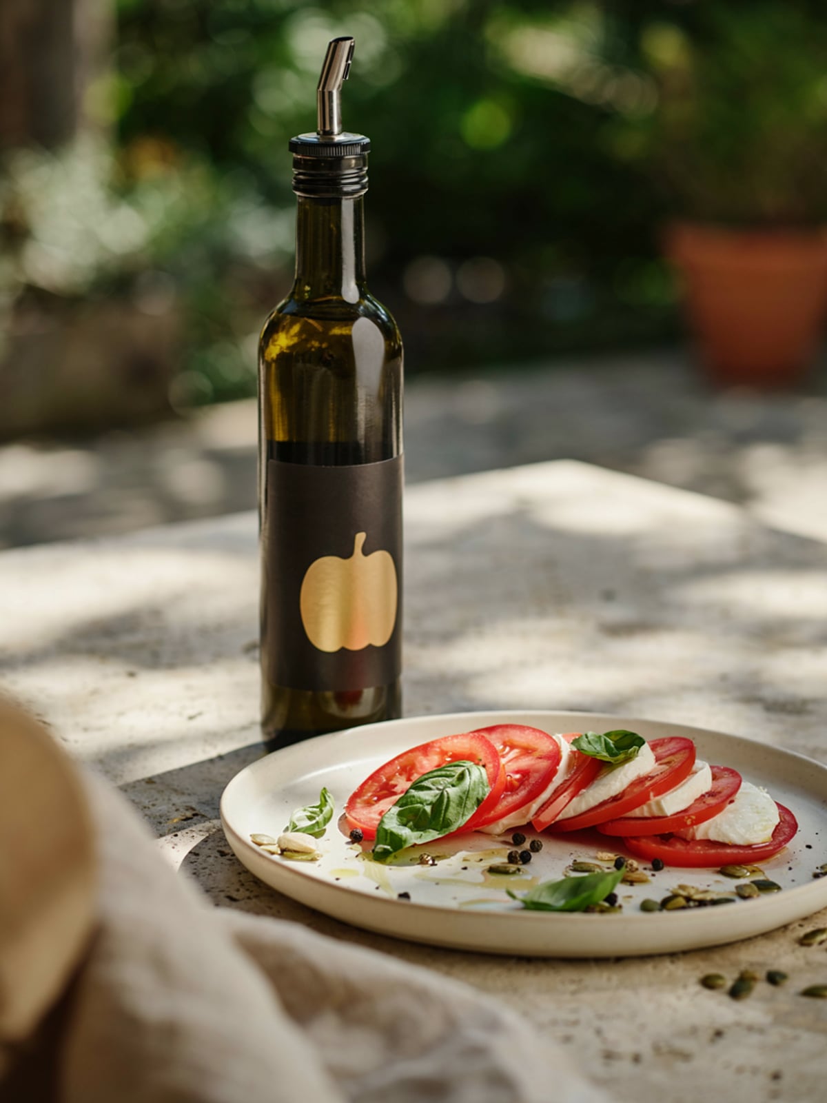 Tomate-Mozzarella mit Kürbiskernöl