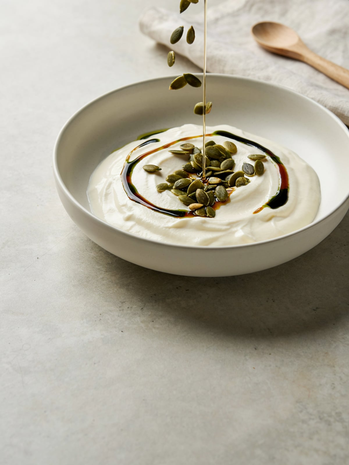 Joghurt-Bowl mit Kürbiskernöl